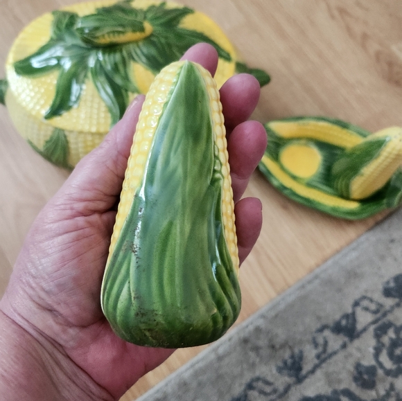 Vintage corn soup tureen/casserole dish with matching salt and pepper shakers - Picture 5 of 6